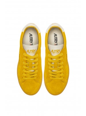 BASKETS DALLAS LOW WOM SUEDE JAUNE - AUTRY