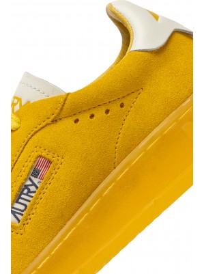 BASKETS DALLAS LOW WOM SUEDE JAUNE - AUTRY